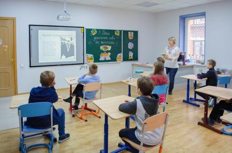 Приватна школа в Києві - ліцей "Греміум". Середня школа. Урок української мови разом із Оленою Панченко.