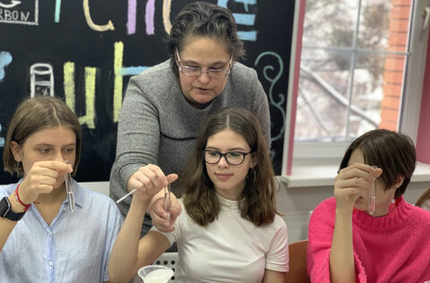 Приватна школа Київ. Старша школа - Ліцей Греміум Учні проводять експеримент під керівництвом Оксани Буковської.