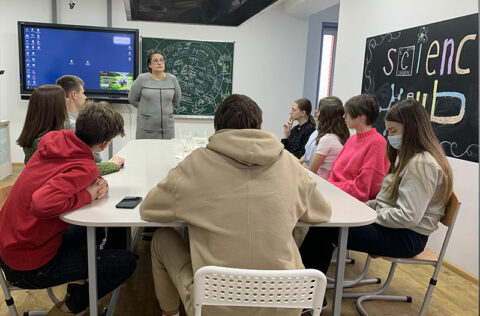 Приватна школа в Києві - ліцей "Греміум". Старша школа Київ. Урок фізики в старшій школі з Оксаною Буковською.