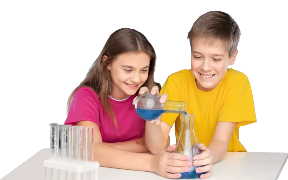 Приватні школи Києва: середня школа ліцею "Греміум". Учні середньої школи проводять хімічний експеримент