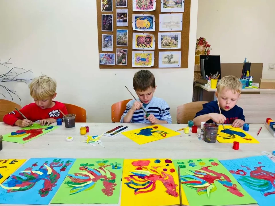 Сучасний приватний дитячий садок в Києві. Заняття з малювання в дитячому садку ліцею Греміум