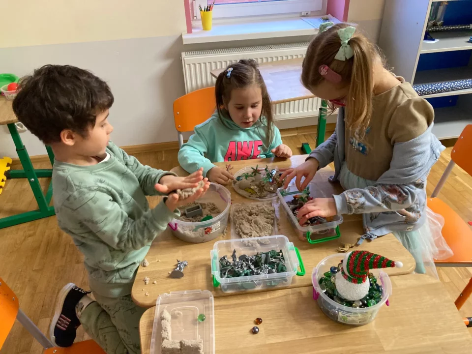 Приватний Дитячий садок в Києві. Діти ліплять фігурки.