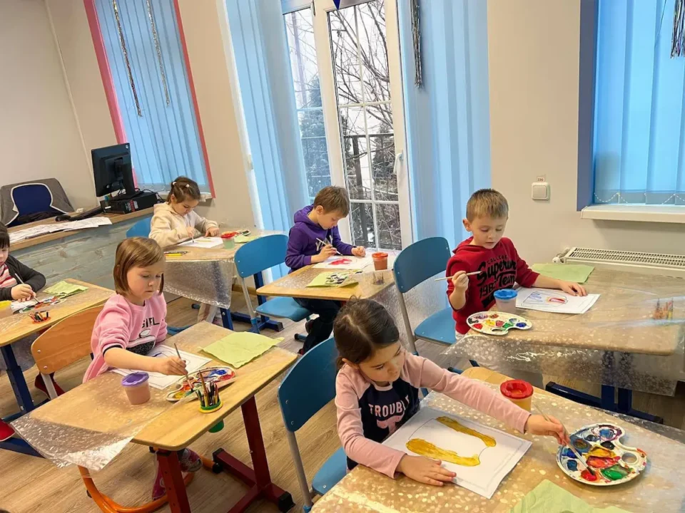 Заняття з малювання на курсах підготовки до школи ліцею Греміум